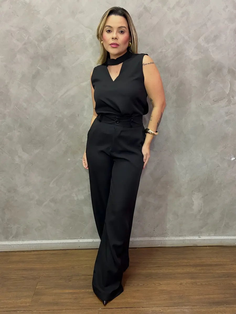 Modelo usando conjunto preto elegante da Bella Moça